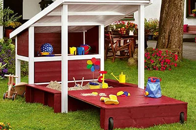 Roter Sandkasten mit Dach